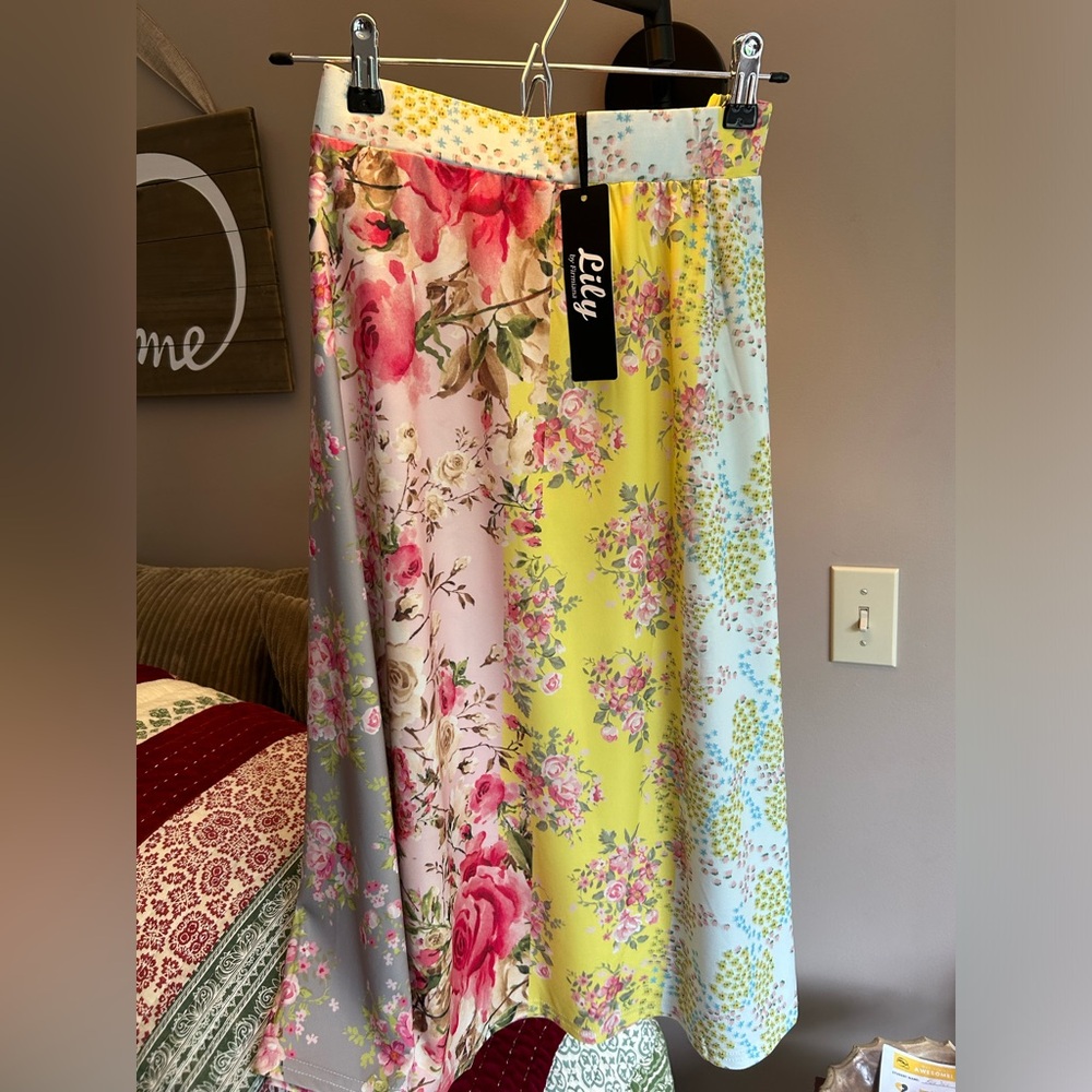 Flowy mixed floral print skirt.